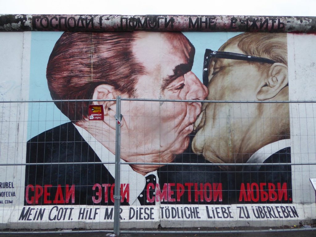 Le baiser fraternel entre Brejnev et Honecker – Mühlenstraße