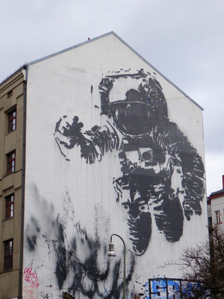 VICTOR ASH - Mariannenstraße, Kreuzberg (face rails U-bahn)