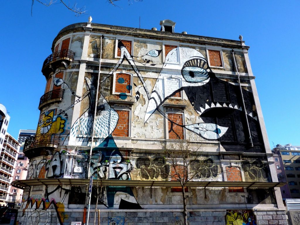 LUCY MCLAUCHLAN - Avenida Fontes Pereira de Melo / rua Martins Ferrao