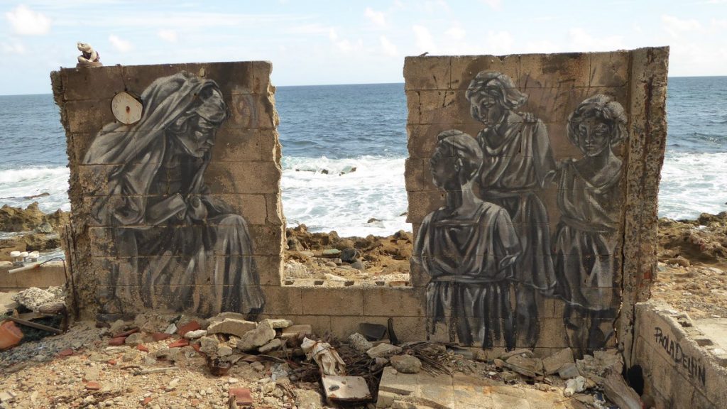 PAOLA DELFIN - Old San Juan Puerto Rico - Maison abandonnées en bord de plage après cal San Miguel